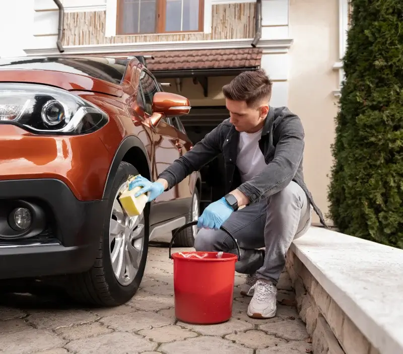 Lavage auto à domicile Jouy-en-Josas : professionnel intervenant sur un véhicule